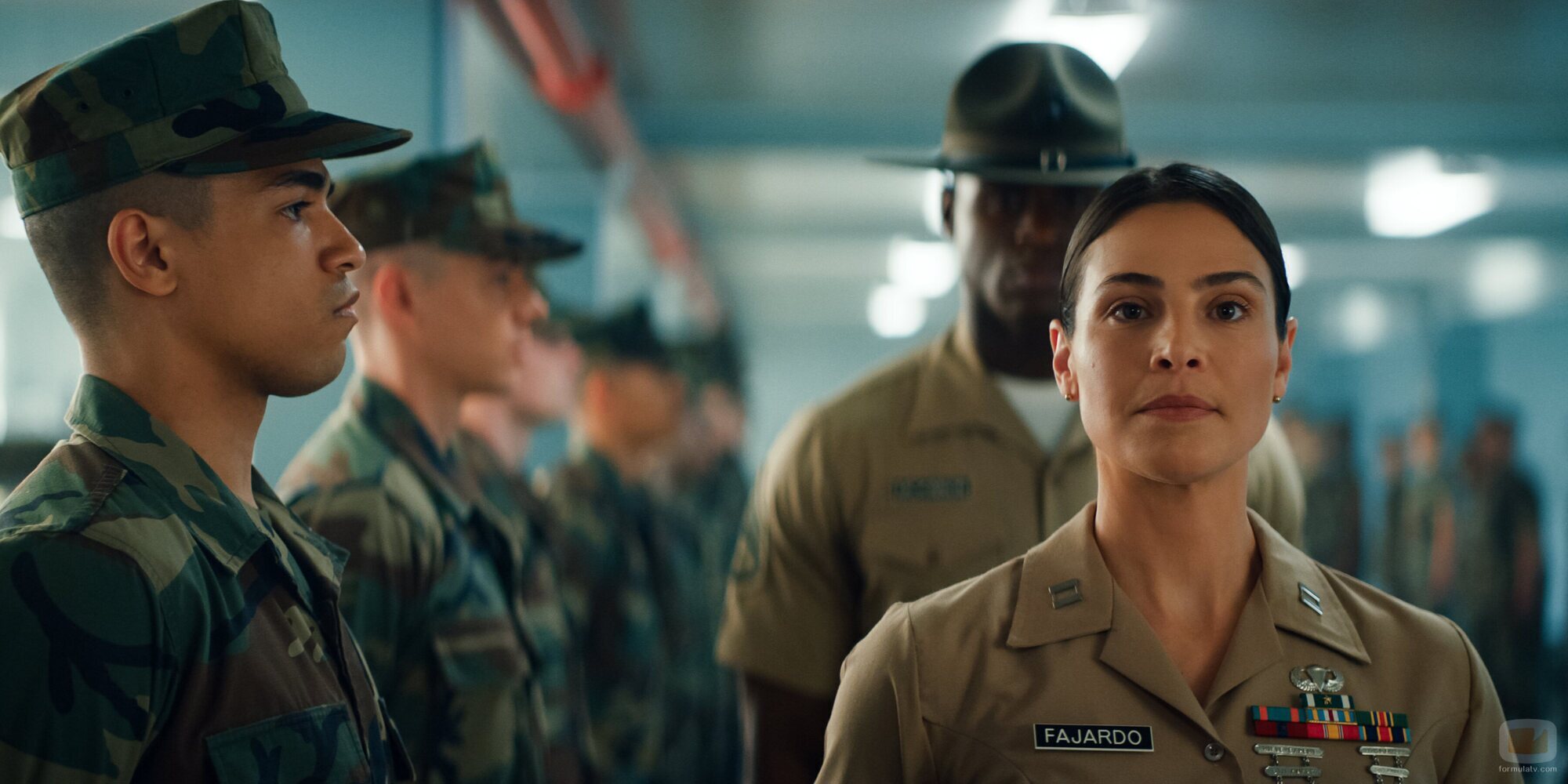 Johnathan Nieves y Ana Ayora en el 1x04 de 'Boots'