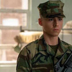 Miles Heizer en 'Nadar o hundirse' de 'Boots'