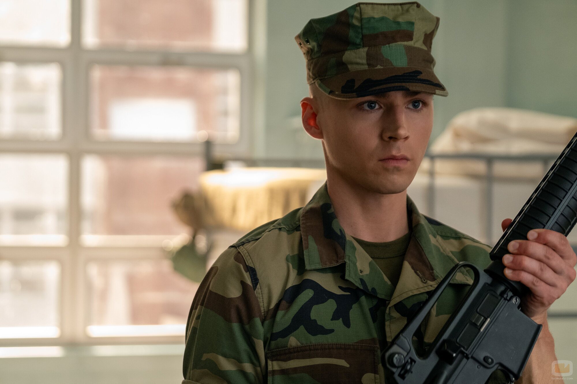 Miles Heizer en 'Nadar o hundirse' de 'Boots'