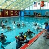 Miles Heizer y Liam Oh en 'Nadar o hundirse' de 'Reclutas'