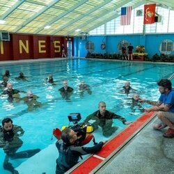 Miles Heizer y Liam Oh en 'Nadar o hundirse' de 'Reclutas'