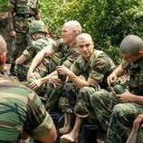 Foto de Miles Heizer y Liam Oh en 'Nadar o hundirse' de 'Reclutas'