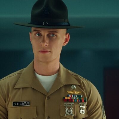 Max Parker en 1x04 titulado 'Nadar o hundirse' de 'Reclutas'