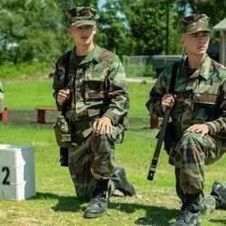 Miles Heizer y Liam Oh en 'Diana' de 'Boots'