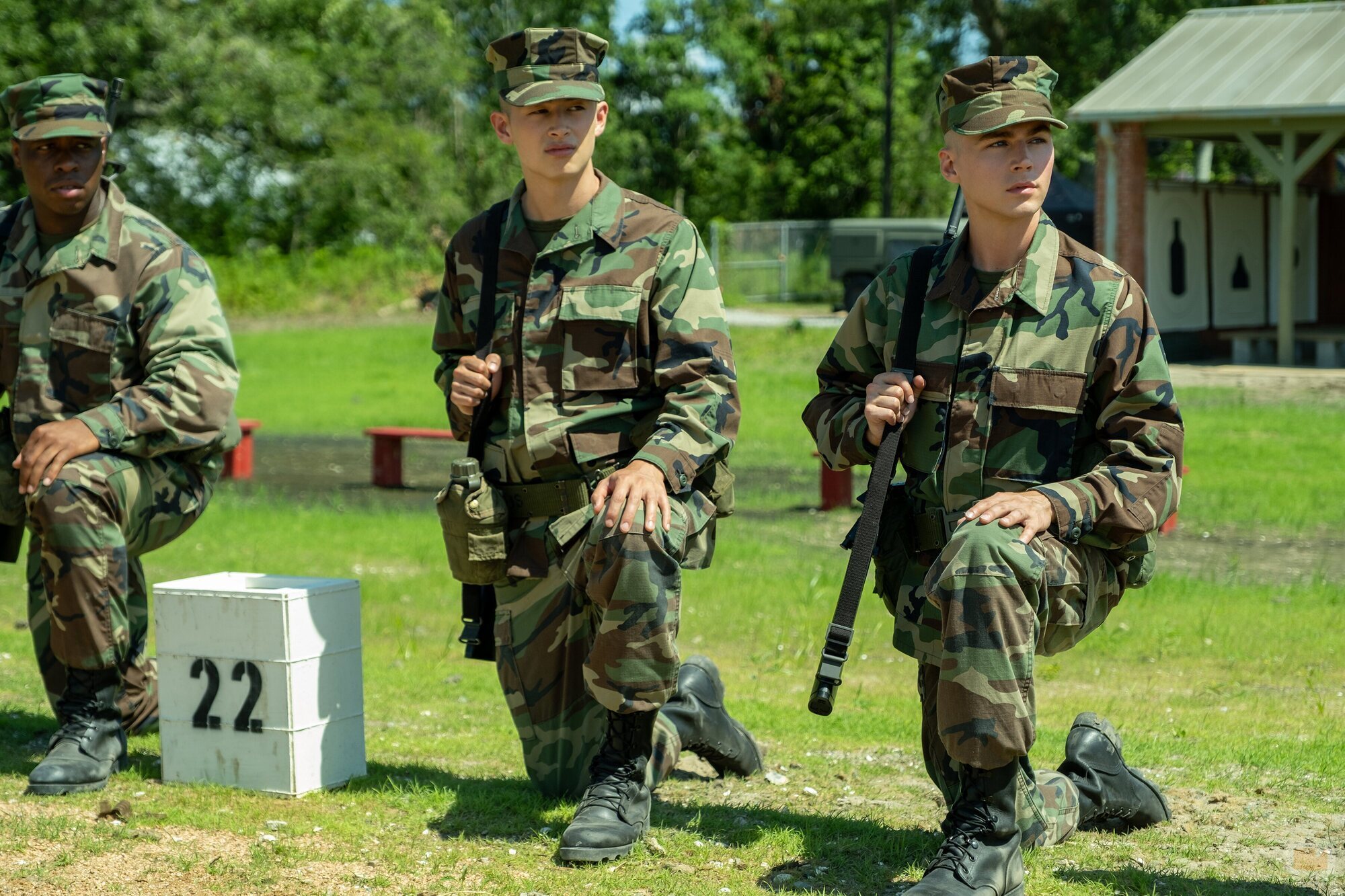 Miles Heizer y Liam Oh en 'Diana' de 'Boots'