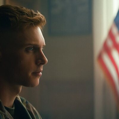 Max Parker en el 1x05 de 'Boots'