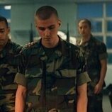 Miles Heizer y Dominic Goodman en la temporada 1 y el capítulo 06 de 'Reclutas'