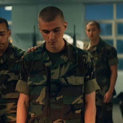 Miles Heizer y Dominic Goodman en la temporada 1 y el capítulo 06 de 'Reclutas'