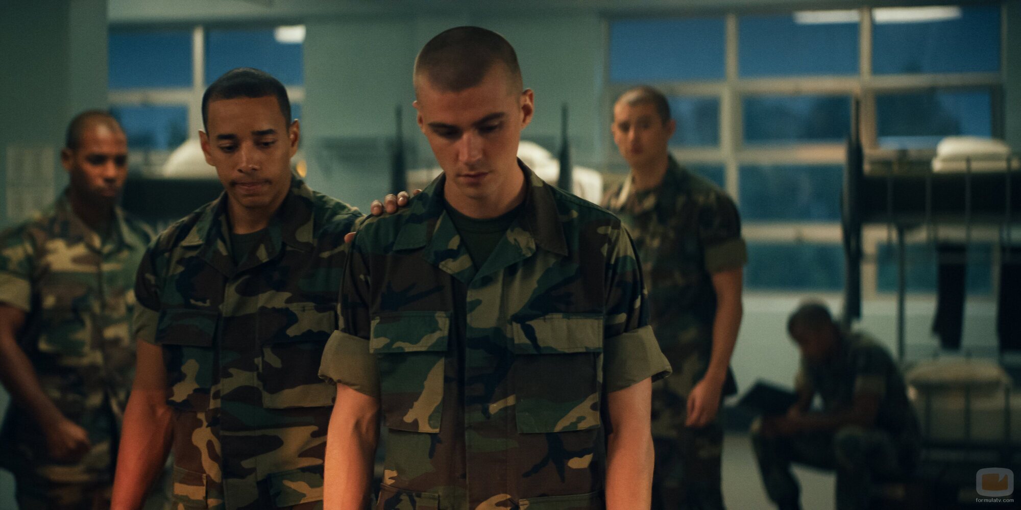 Miles Heizer y Dominic Goodman en la temporada 1 y el capítulo 06 de 'Reclutas'