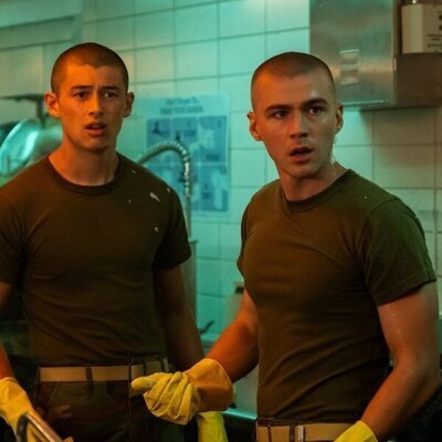 Miles Heizer y Liam Oh en el 1x06 de 'Boots'