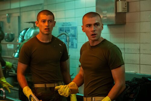 Miles Heizer y Liam Oh en el 1x06 de 'Boots'