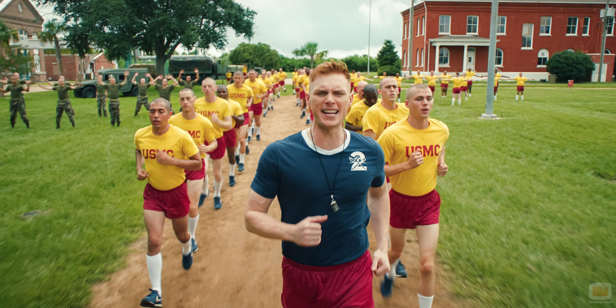 Miles Heizer y Max Parker en 'Lo que nos pesa' de 'Boots'