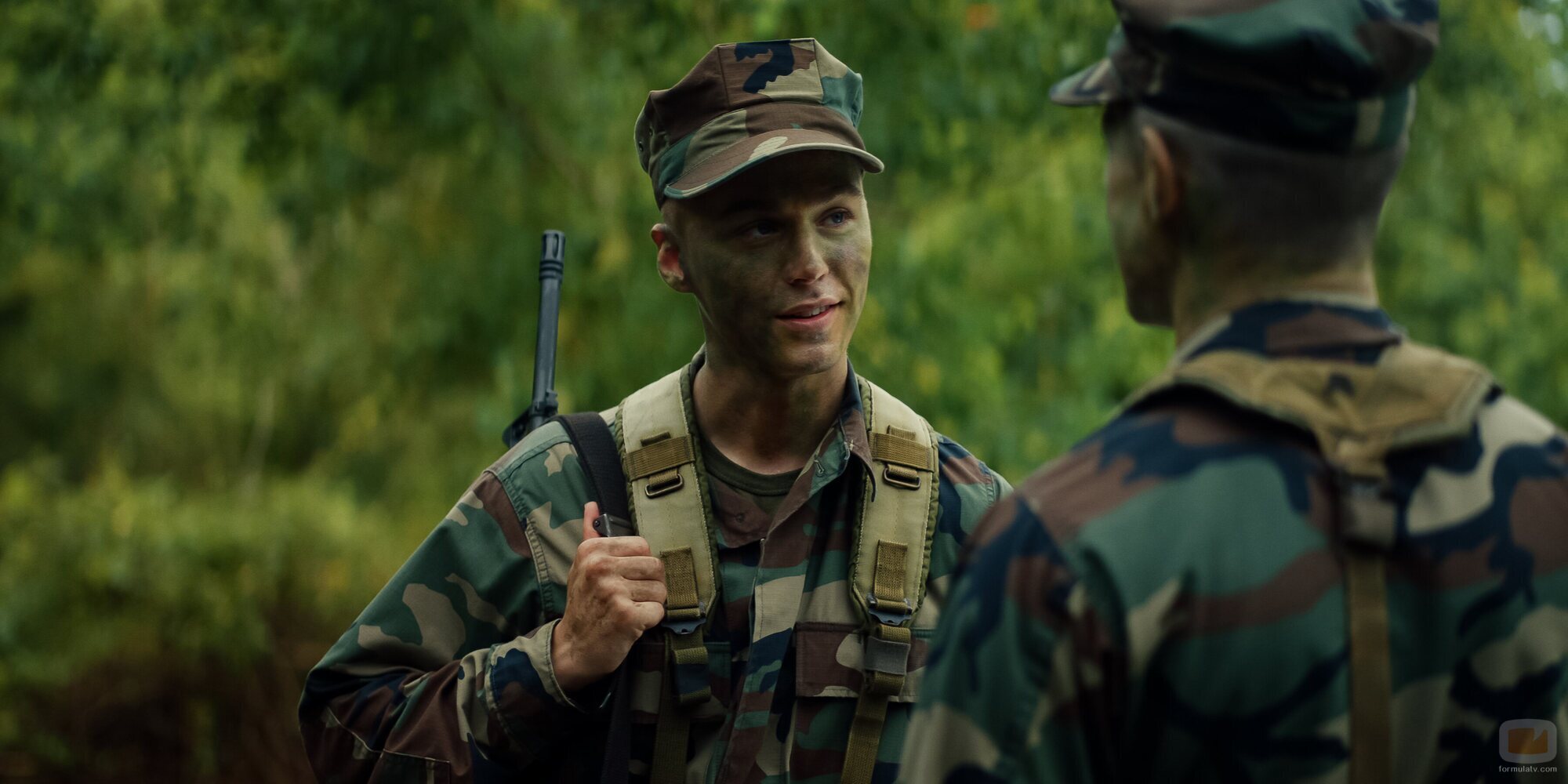Miles Heizer en 'En el amor y en la guerra' de 'Boots'