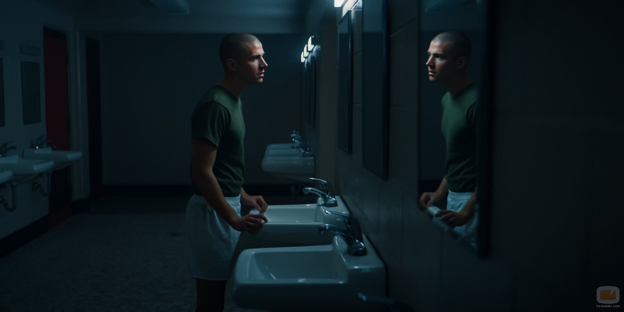 Miles Heizer en el 1x07 de 'Boots'