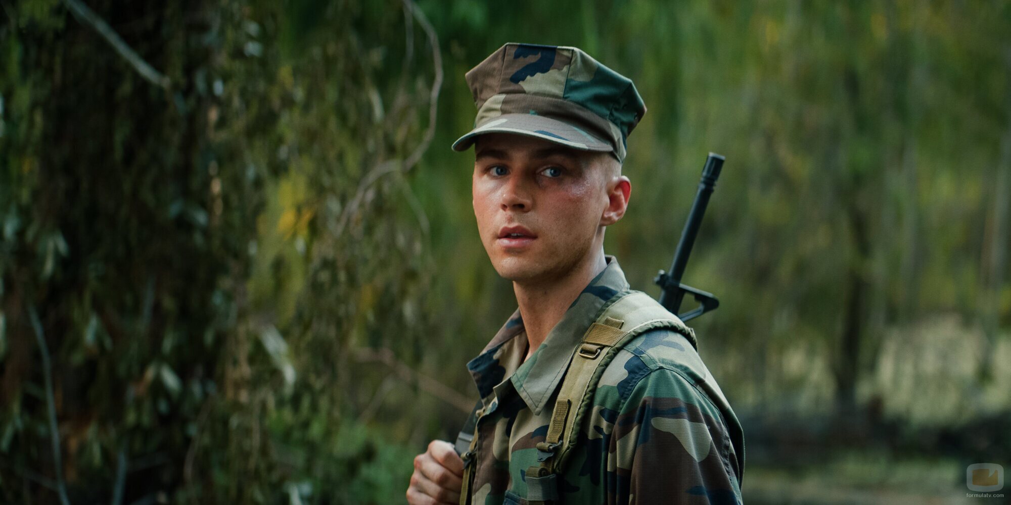 Miles Heizer en 1x08 titulado 'La prueba de fuego' de 'Reclutas'