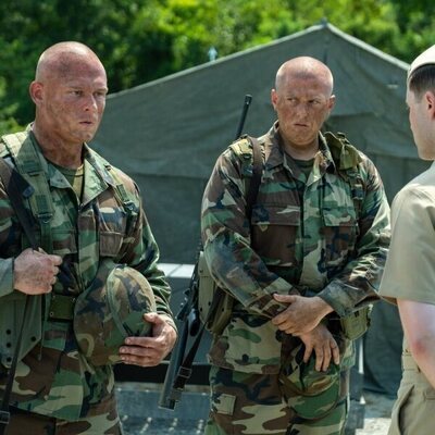 Blake Burt y Brandon Tyler Moore en el 1x08 de 'Reclutas'