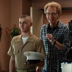 Miles Heizer en el 1x08 de 'Reclutas'