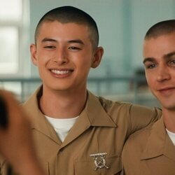 Miles Heizer y Liam Oh en 'La prueba de fuego' de 'Reclutas'