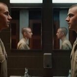 Imagen de Miles Heizer en el 1x08 de 'Reclutas'