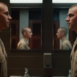 Imagen de Miles Heizer en el 1x08 de 'Reclutas'