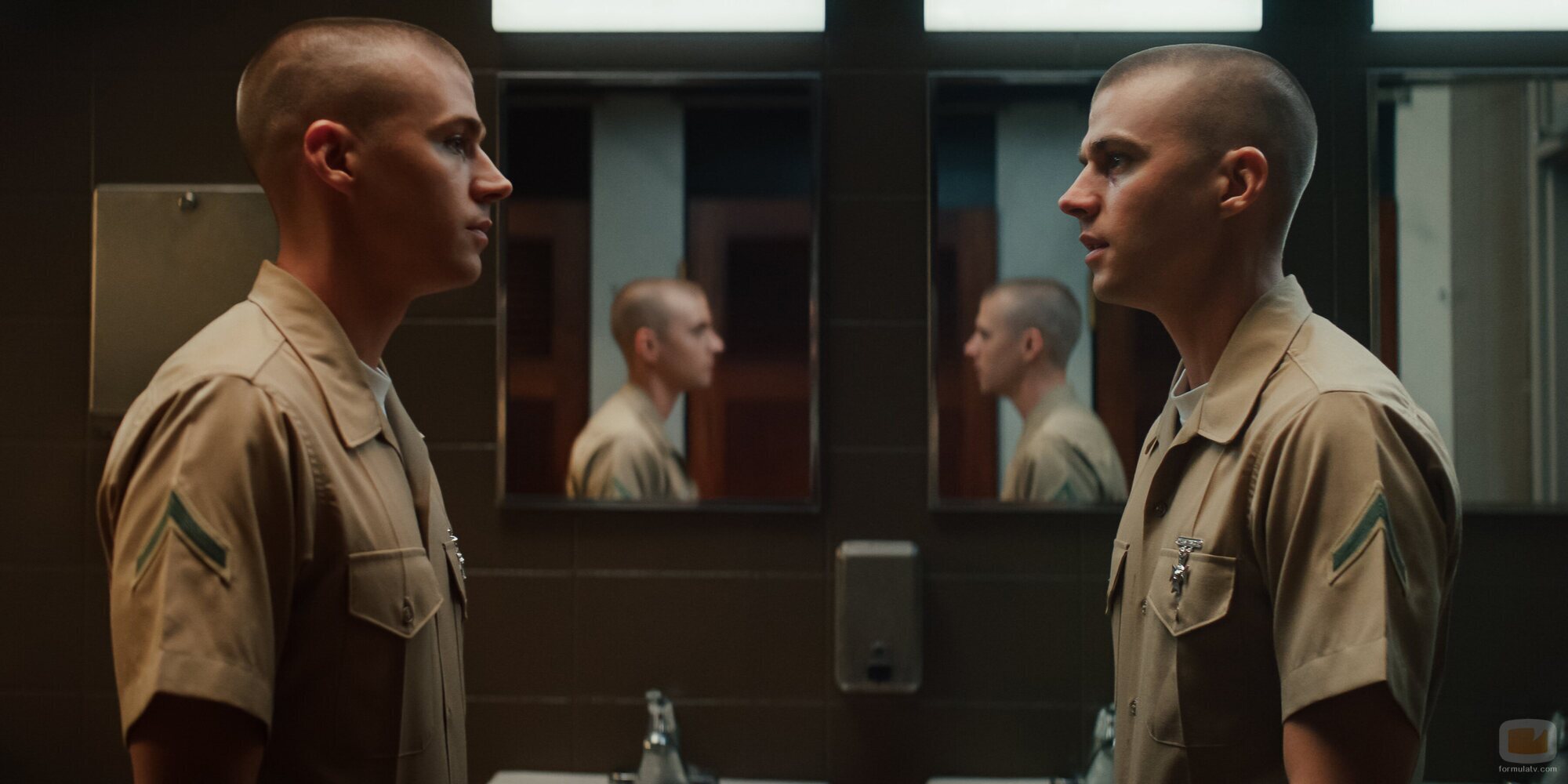 Imagen de Miles Heizer en el 1x08 de 'Reclutas'