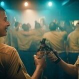 Escena de Miles Heizer y Liam Oh en 'La prueba de fuego' de 'Reclutas'