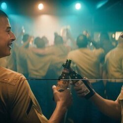 Escena de Miles Heizer y Liam Oh en 'La prueba de fuego' de 'Reclutas'