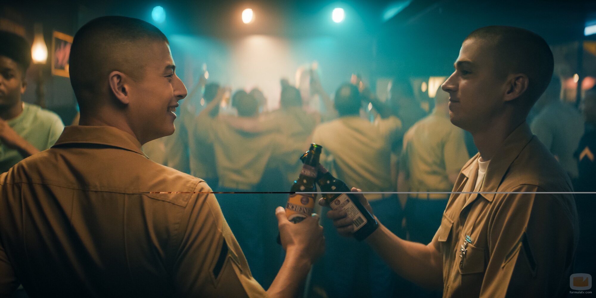 Escena de Miles Heizer y Liam Oh en 'La prueba de fuego' de 'Reclutas'