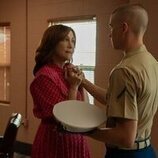 Vera Farmiga y Miles Heizer en Capítulo 8 titulado 'La prueba de fuego' de 'Reclutas'