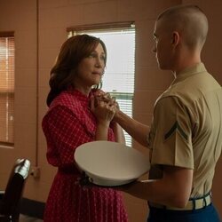 Vera Farmiga y Miles Heizer en Capítulo 8 titulado 'La prueba de fuego' de 'Reclutas'