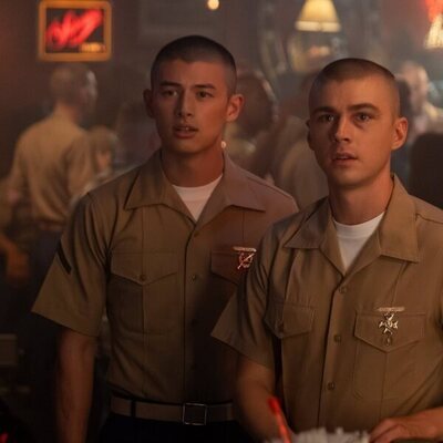 Miles Heizer y Liam Oh en 'La prueba de fuego' de 'Boots'