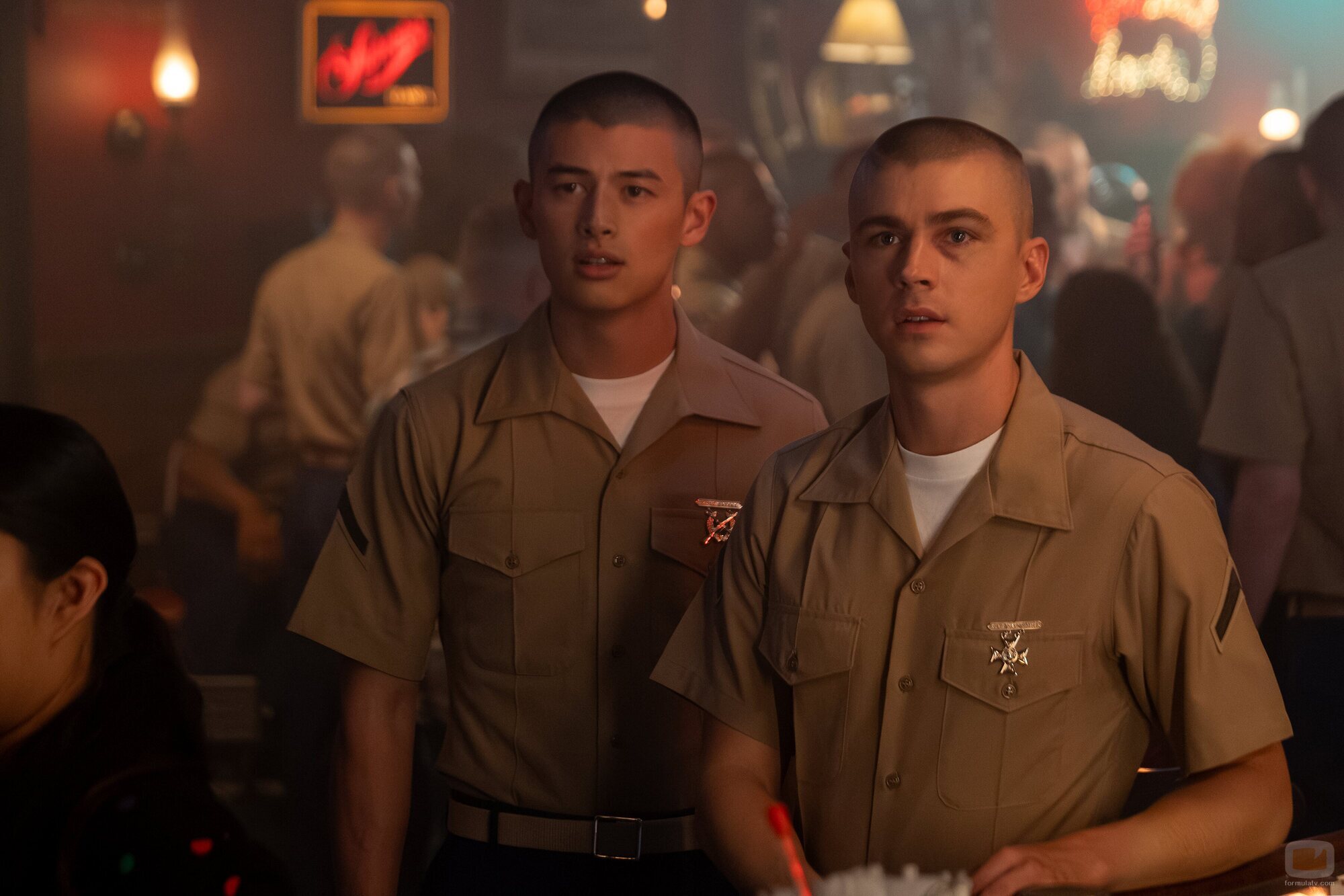 Miles Heizer y Liam Oh en 'La prueba de fuego' de 'Boots'