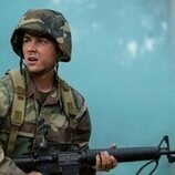 Escena de Miles Heizer en 1x08 titulado 'La prueba de fuego' de 'Reclutas'