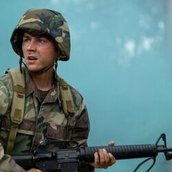 Escena de Miles Heizer en 1x08 titulado 'La prueba de fuego' de 'Reclutas'