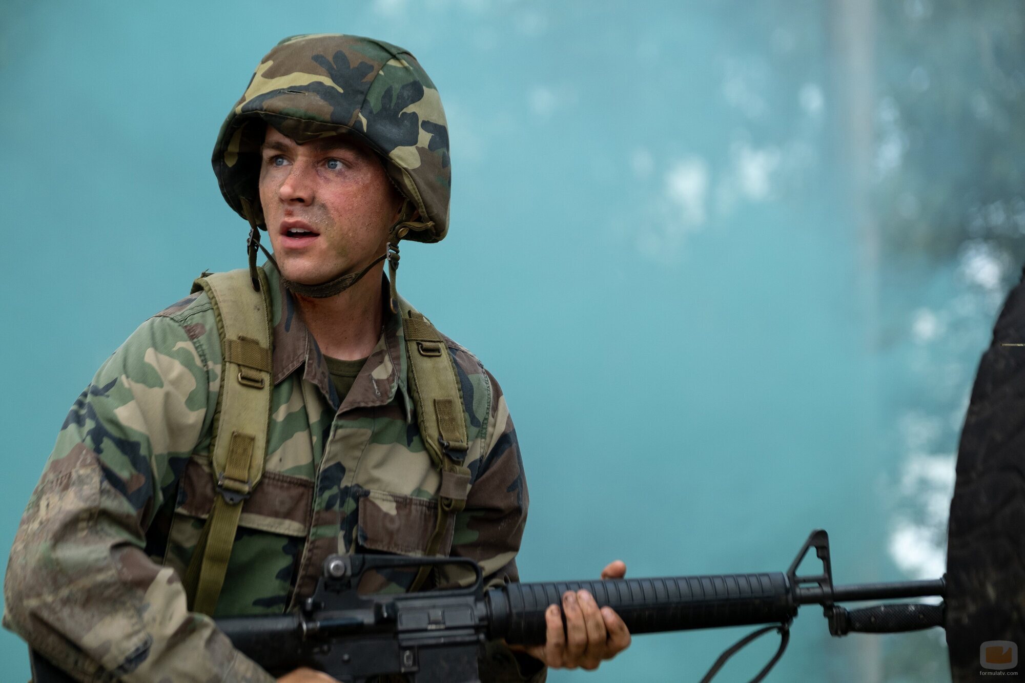 Escena de Miles Heizer en 1x08 titulado 'La prueba de fuego' de 'Reclutas'