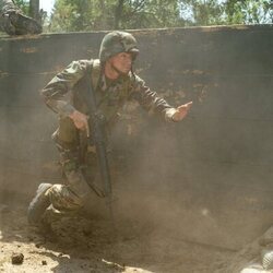 Foto de Miles Heizer en 1x08 'La prueba de fuego' de 'Reclutas'