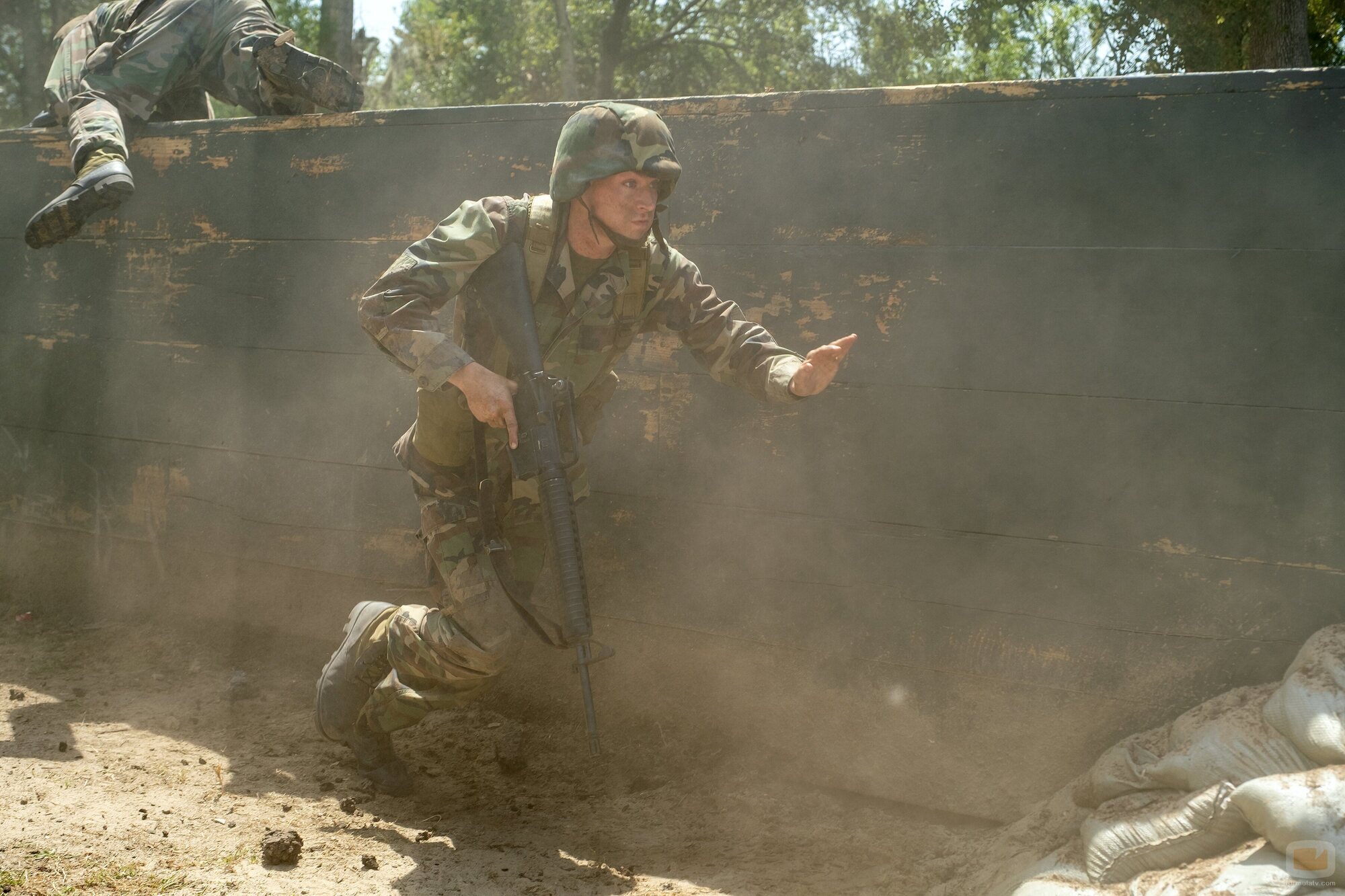 Foto de Miles Heizer en 1x08 'La prueba de fuego' de 'Reclutas'