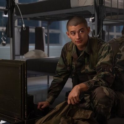 Still de Liam Oh en 1x08 'La prueba de fuego' de 'Reclutas'