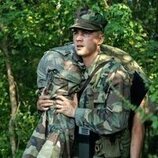 Miles Heizer en el 1x08 de 'Boots'