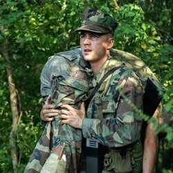 Miles Heizer en el 1x08 de 'Boots'