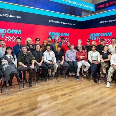 Los 18 participantes del Benidorm Fest 2026 junto al equipo de RTVE