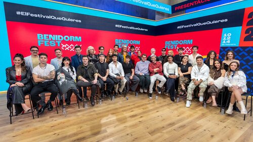 Los 18 participantes del Benidorm Fest 2026 junto al equipo de RTVE