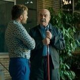 Antonio Resines y Adam Jezierski en 1x01 'Magret de pato con setas' de 'Sin gluten'