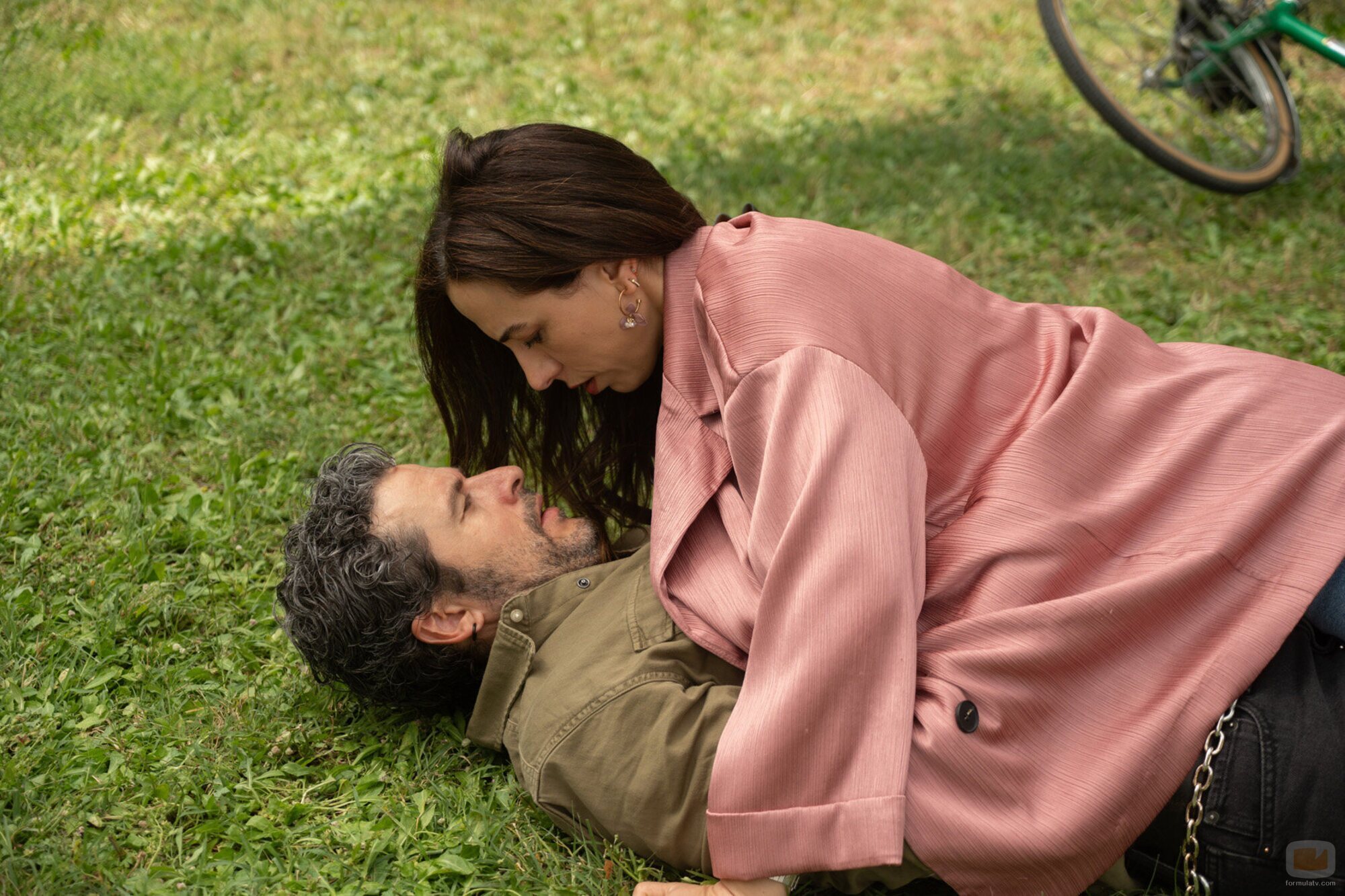 Diego Martín y Alicia Rubio en la temporada 1 y el capítulo 02 de 'Sin gluten'