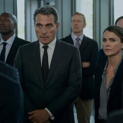 Keri Russell y Rufus Sewell en la temporada 3 y el capítulo 01 de 'La diplomática'