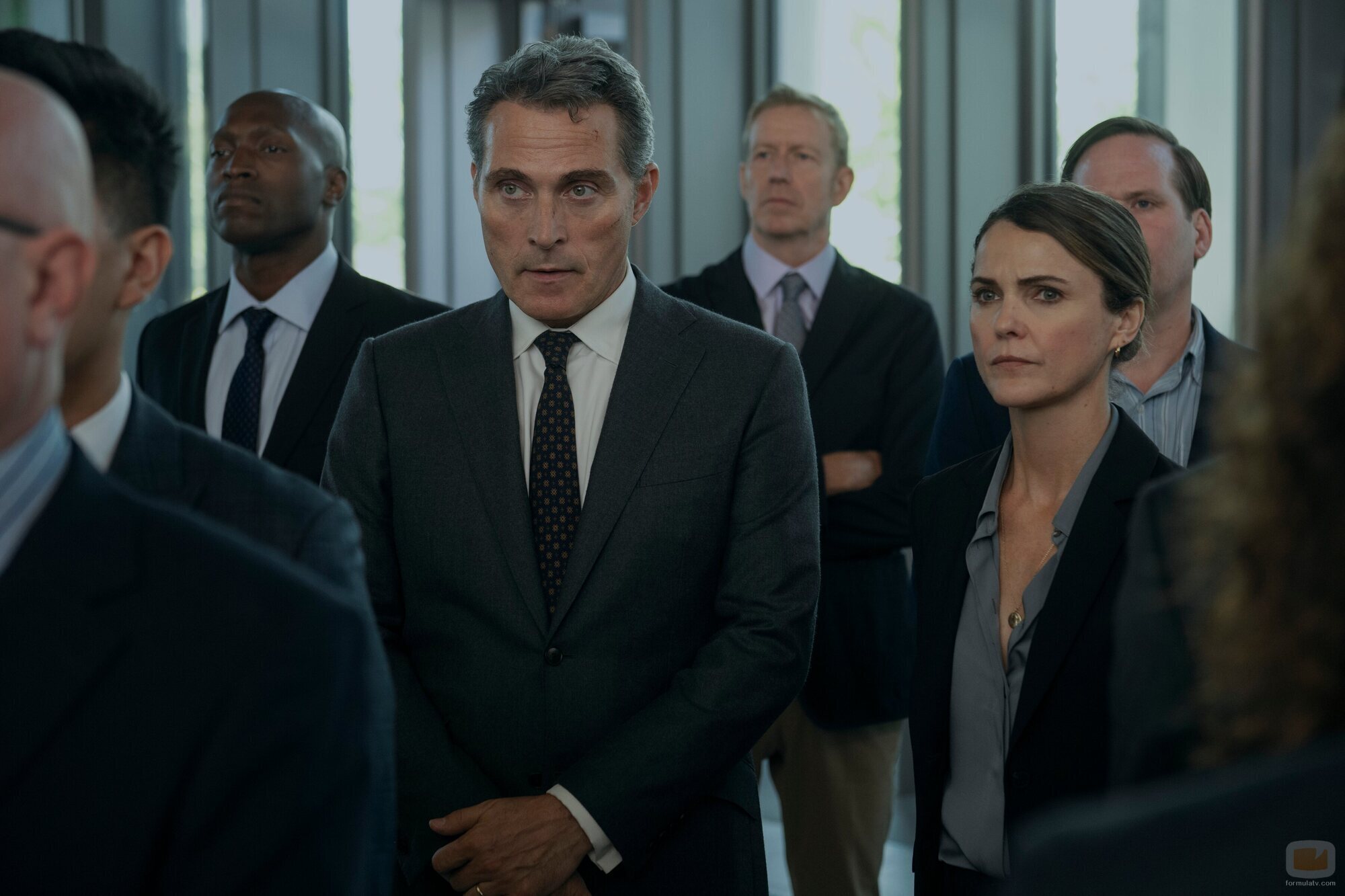 Keri Russell y Rufus Sewell en la temporada 3 y el capítulo 01 de 'La diplomática'