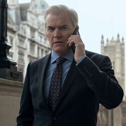 Richard Dillane en la temporada 3 y el capítulo 01 de 'La diplomática'