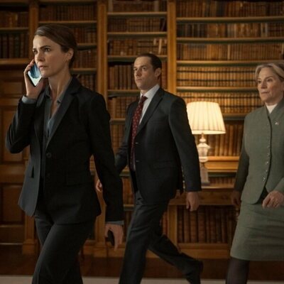 Keri Russell y Penny Downie en el 3x01 de 'La diplomática'