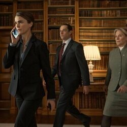 Keri Russell y Penny Downie en el 3x01 de 'La diplomática'