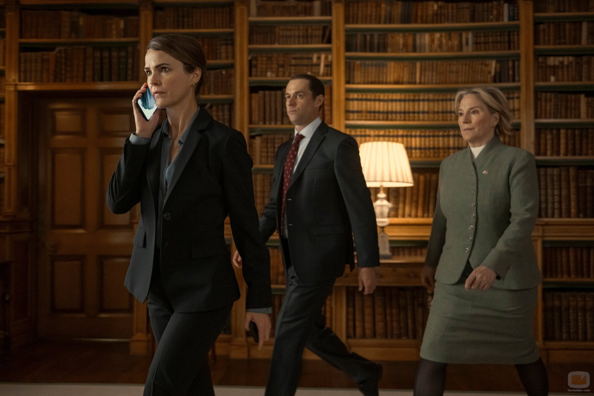 Keri Russell y Penny Downie en el 3x01 de 'La diplomática'